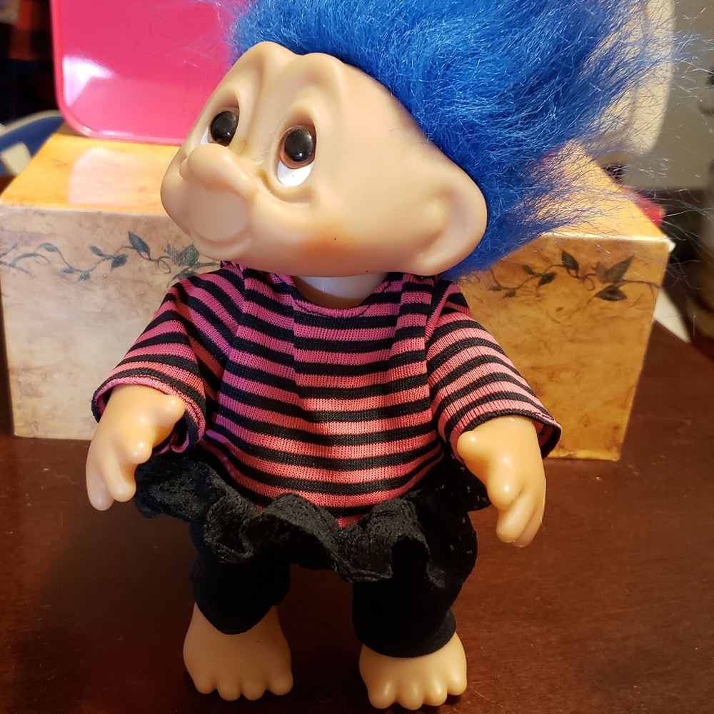 This troll doll can move  So to for Easter - Picture 7 of 12